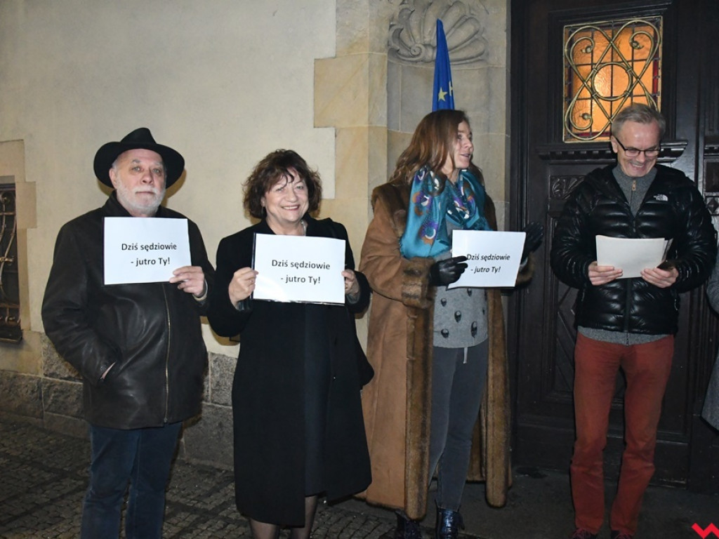 Tłum przed sądem we Wrześni. Obywatele protestowali w obronie sędziów