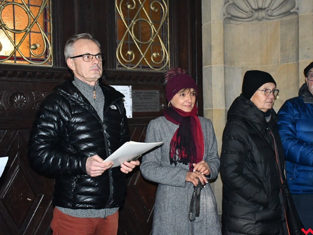 Tłum przed sądem we Wrześni. Obywatele protestowali w obronie sędziów