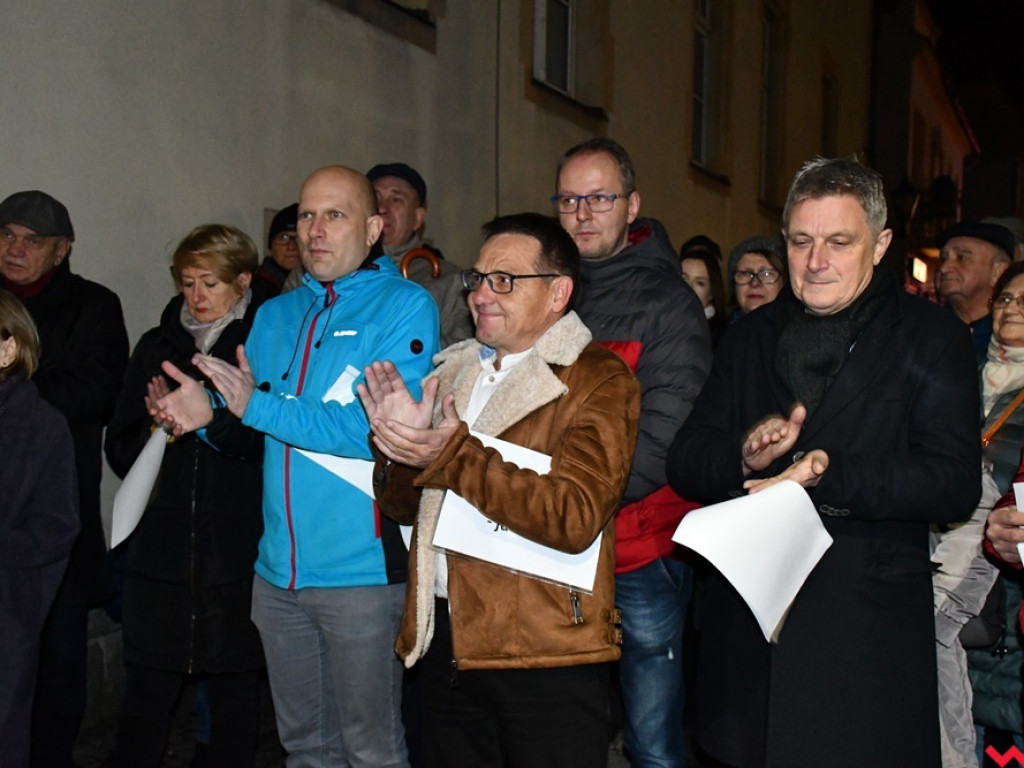 Tłum przed sądem we Wrześni. Obywatele protestowali w obronie sędziów