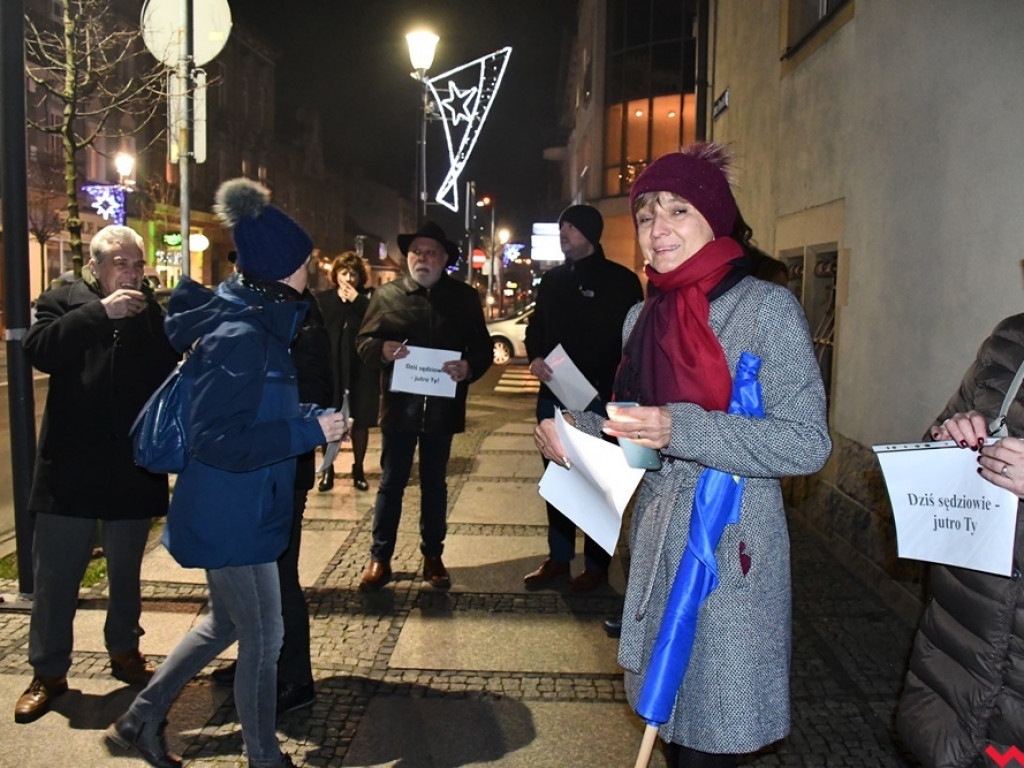 Tłum przed sądem we Wrześni. Obywatele protestowali w obronie sędziów