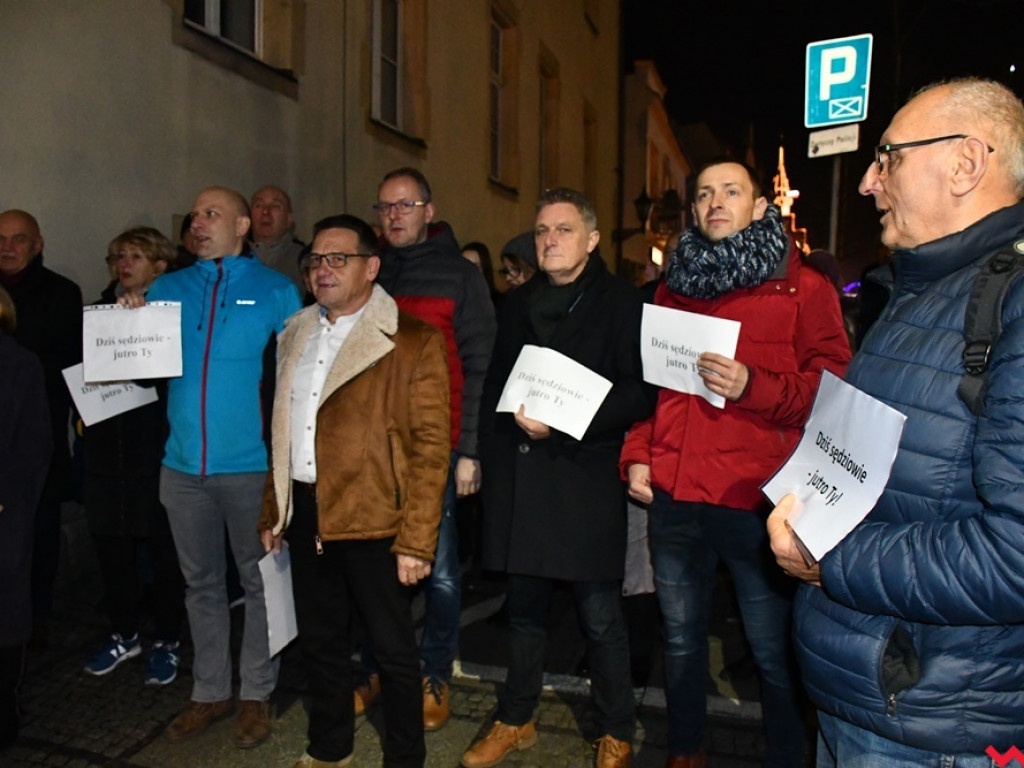 Tłum przed sądem we Wrześni. Obywatele protestowali w obronie sędziów