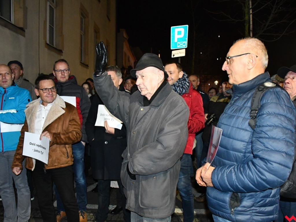 Tłum przed sądem we Wrześni. Obywatele protestowali w obronie sędziów