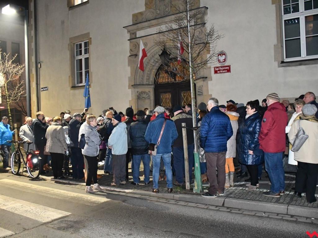 Tłum przed sądem we Wrześni. Obywatele protestowali w obronie sędziów