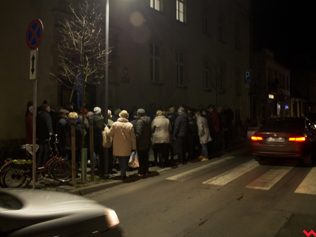 Tłum przed sądem we Wrześni. Obywatele protestowali w obronie sędziów