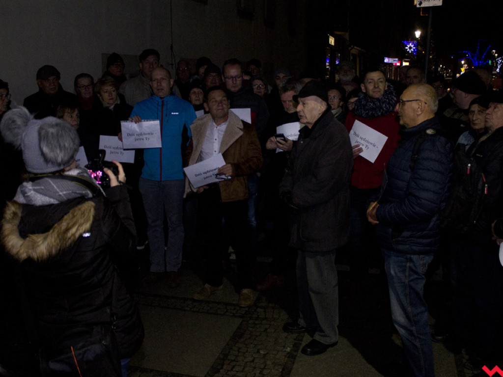 Tłum przed sądem we Wrześni. Obywatele protestowali w obronie sędziów