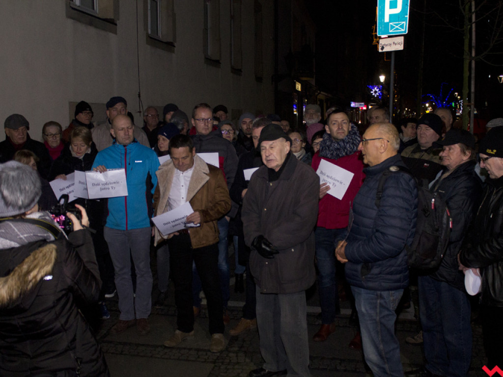 Tłum przed sądem we Wrześni. Obywatele protestowali w obronie sędziów