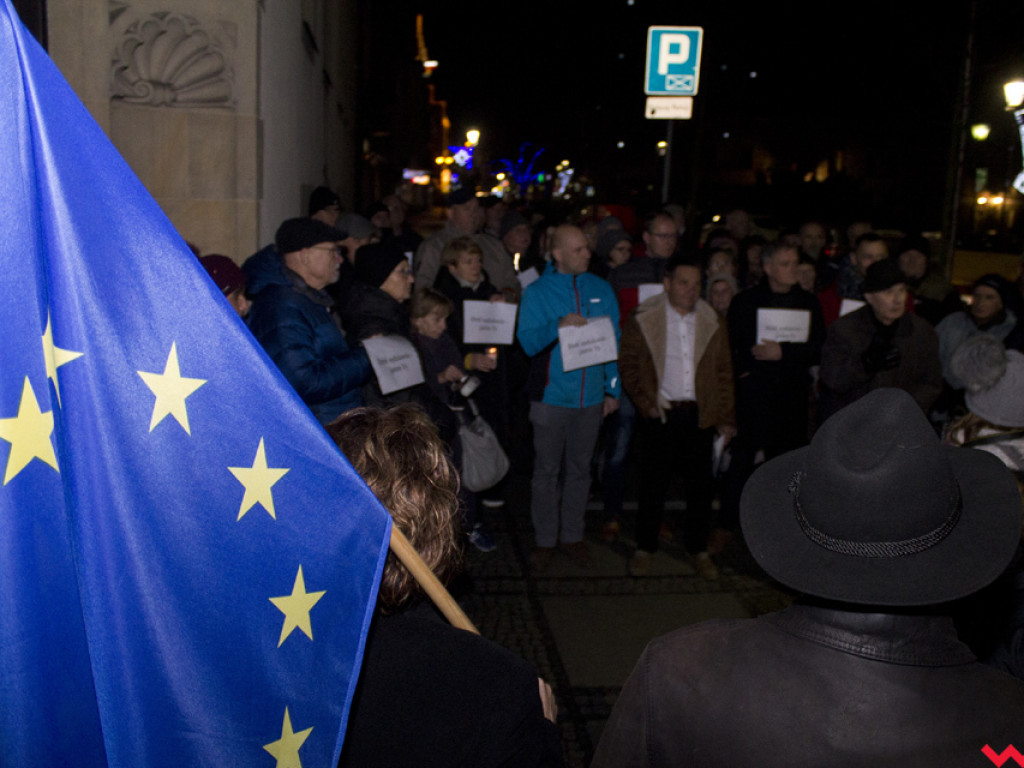 Tłum przed sądem we Wrześni. Obywatele protestowali w obronie sędziów
