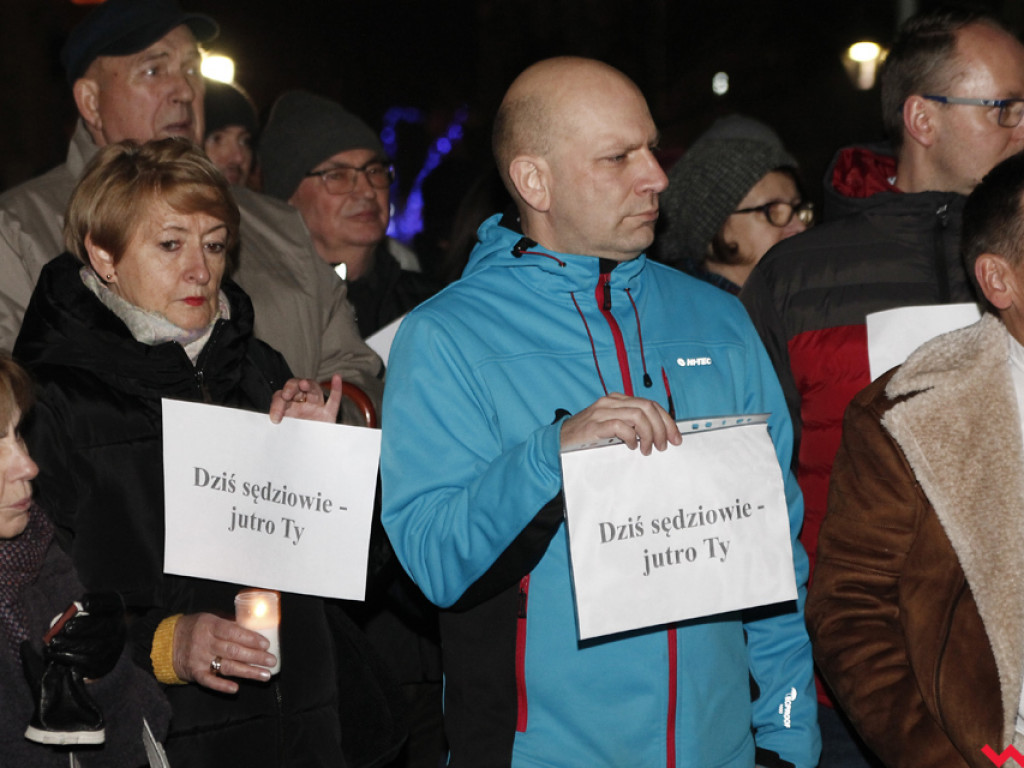 Tłum przed sądem we Wrześni. Obywatele protestowali w obronie sędziów