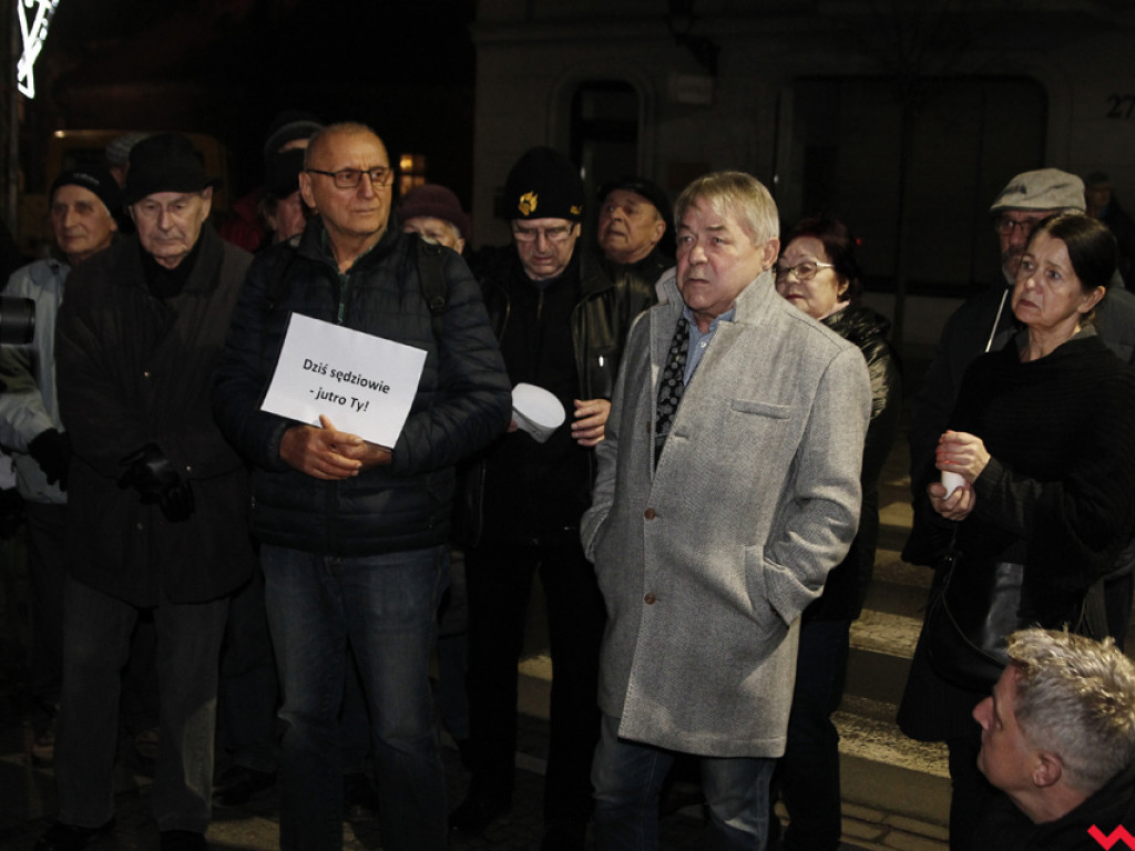 Tłum przed sądem we Wrześni. Obywatele protestowali w obronie sędziów