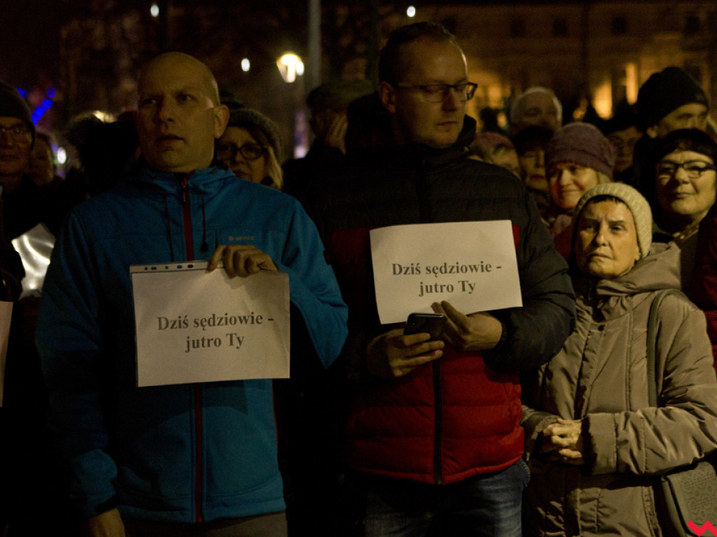 Tłum przed sądem we Wrześni. Obywatele protestowali w obronie sędziów