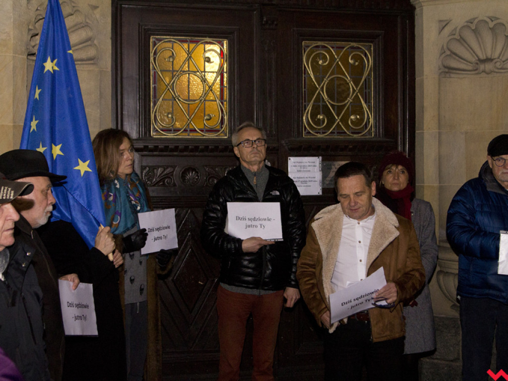 Tłum przed sądem we Wrześni. Obywatele protestowali w obronie sędziów