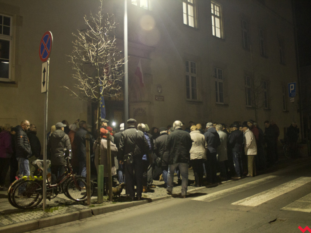 Tłum przed sądem we Wrześni. Obywatele protestowali w obronie sędziów