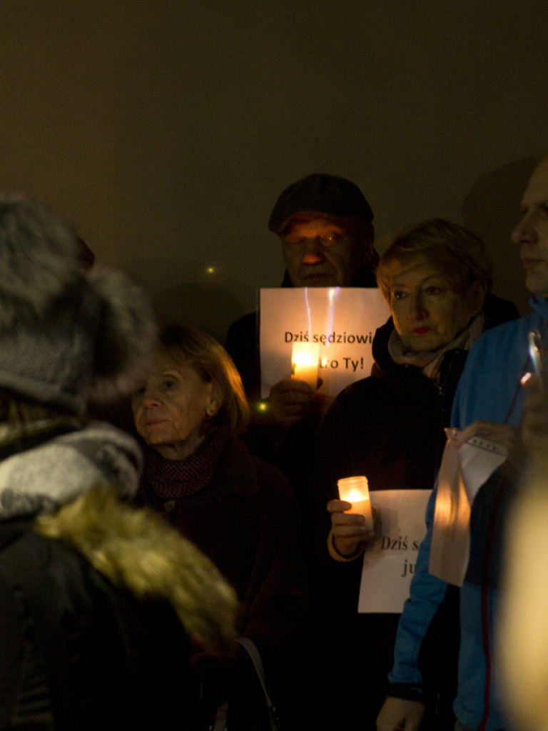 Tłum przed sądem we Wrześni. Obywatele protestowali w obronie sędziów