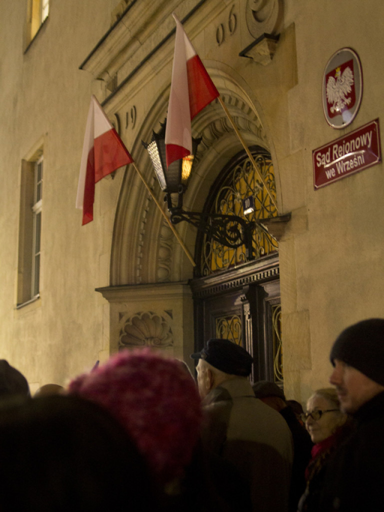 Tłum przed sądem we Wrześni. Obywatele protestowali w obronie sędziów