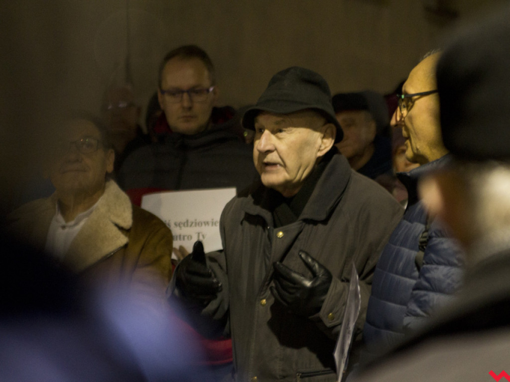 Tłum przed sądem we Wrześni. Obywatele protestowali w obronie sędziów