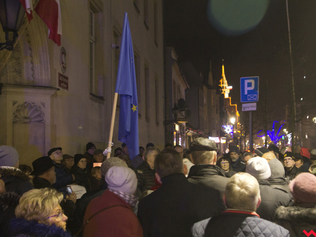 Tłum przed sądem we Wrześni. Obywatele protestowali w obronie sędziów