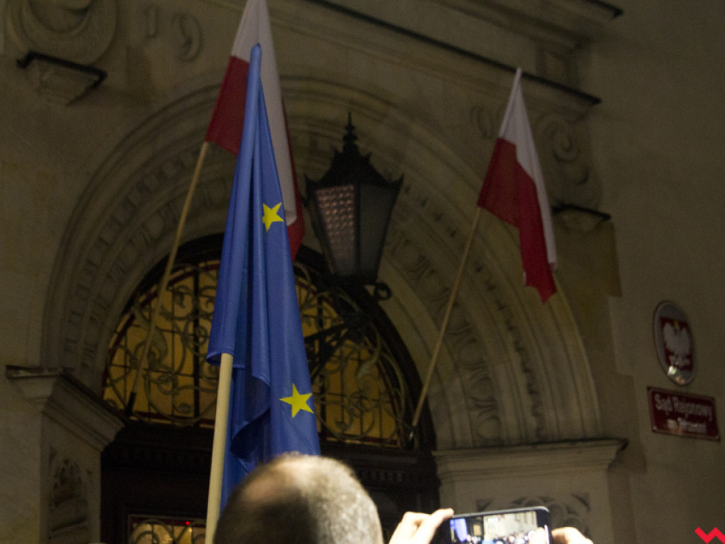 Tłum przed sądem we Wrześni. Obywatele protestowali w obronie sędziów