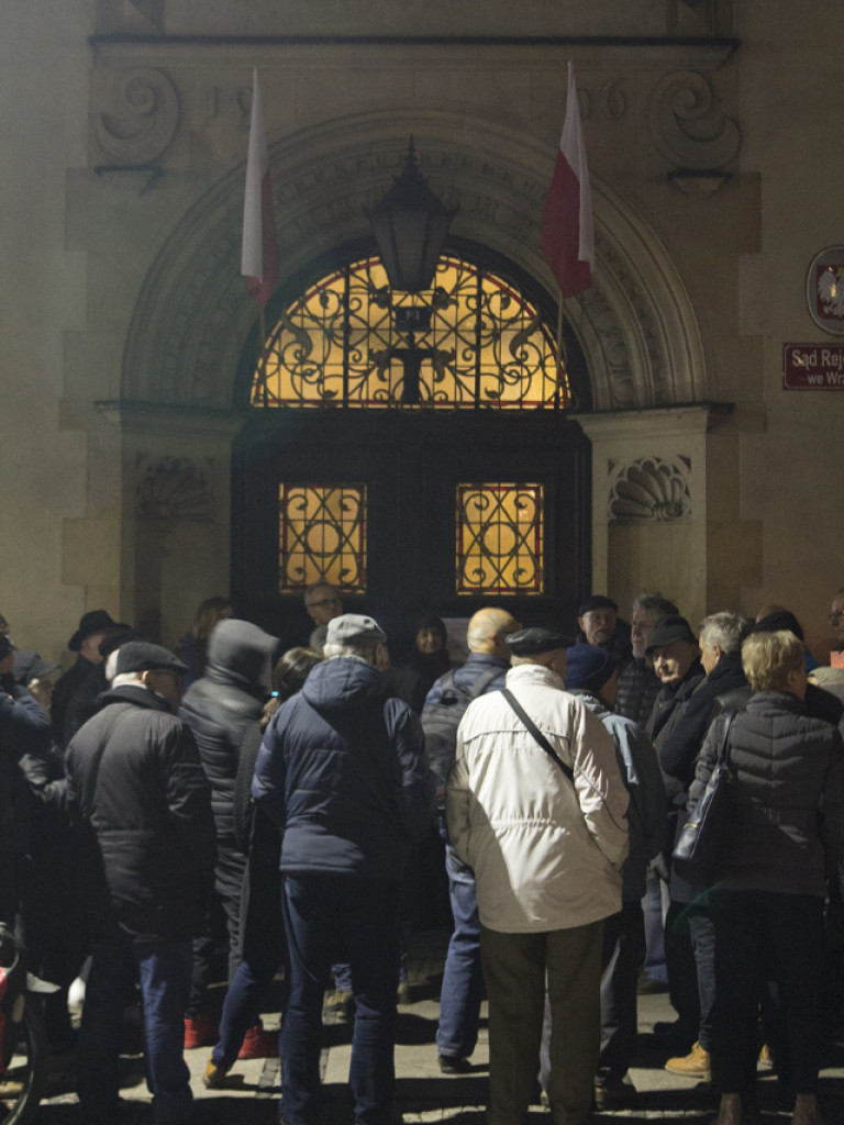 Tłum przed sądem we Wrześni. Obywatele protestowali w obronie sędziów