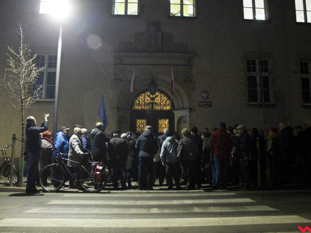 Tłum przed sądem we Wrześni. Obywatele protestowali w obronie sędziów