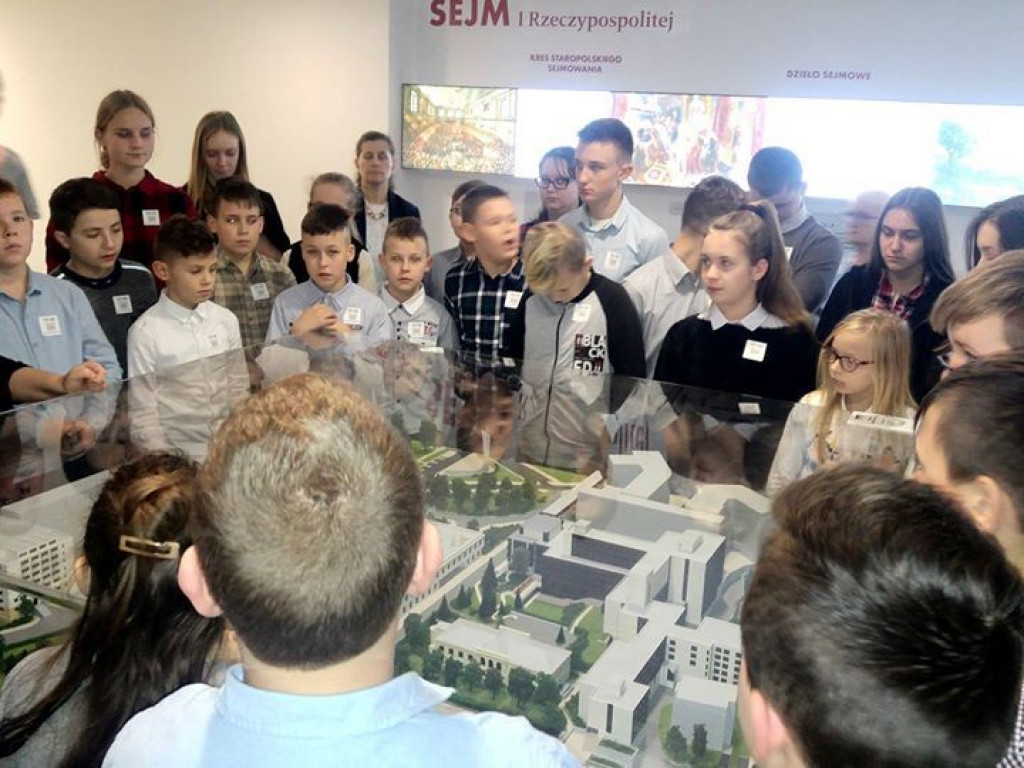 Wizyta w Sejmie uczniów ze szkoły w Pietrzykowie