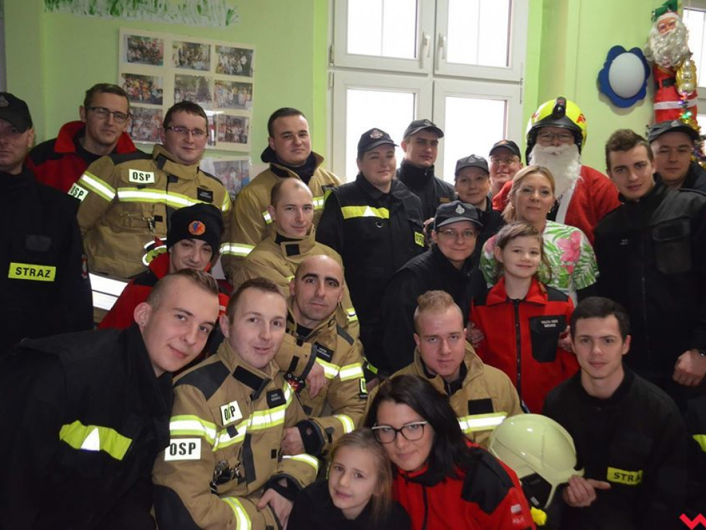 Strażacy ochotnicy z podarunkami odwiedzili wrzesiński szpital
