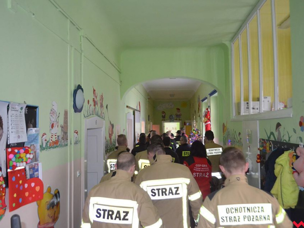 Strażacy ochotnicy z podarunkami odwiedzili wrzesiński szpital