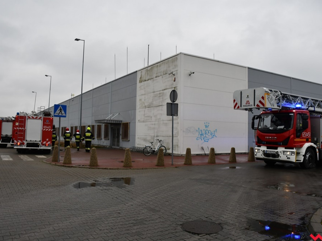 Interwencja straży przy starym budynku Tesco