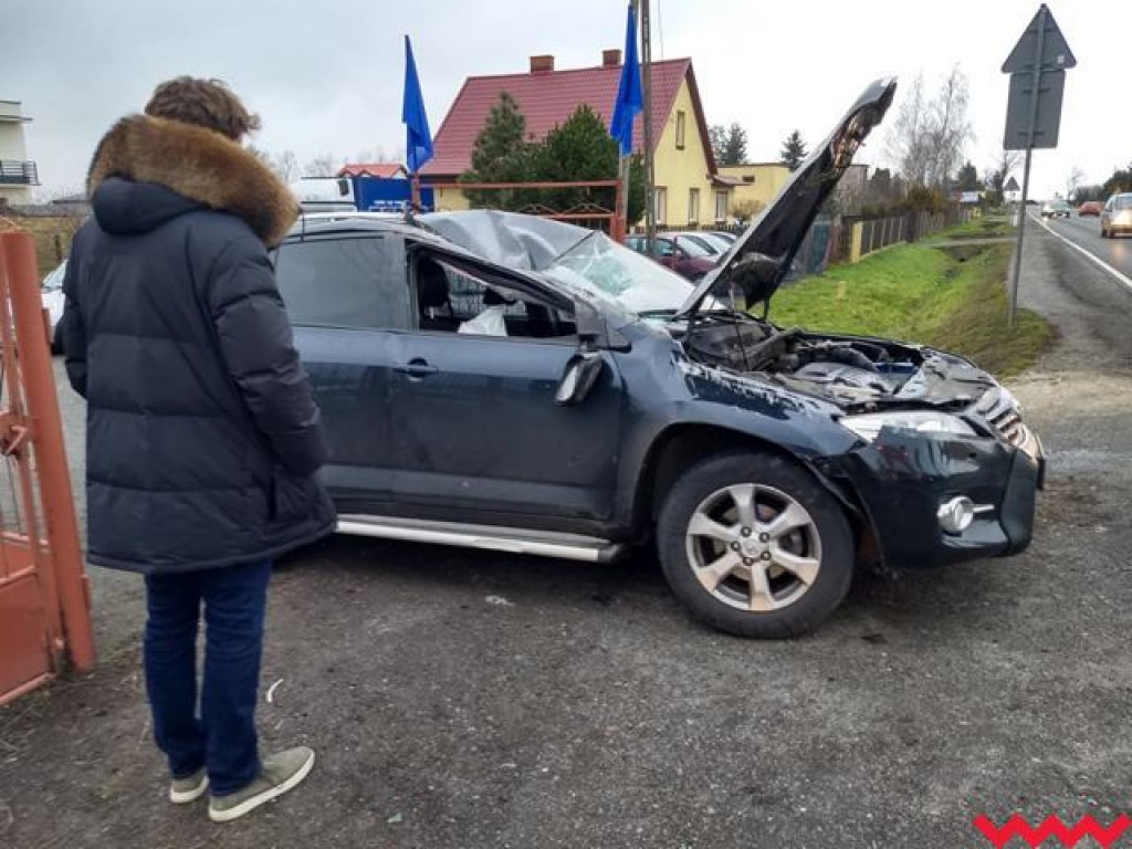 Dachowanie w Obłaczkowie. Do jadącego pojazdem wezwano śmigłowiec