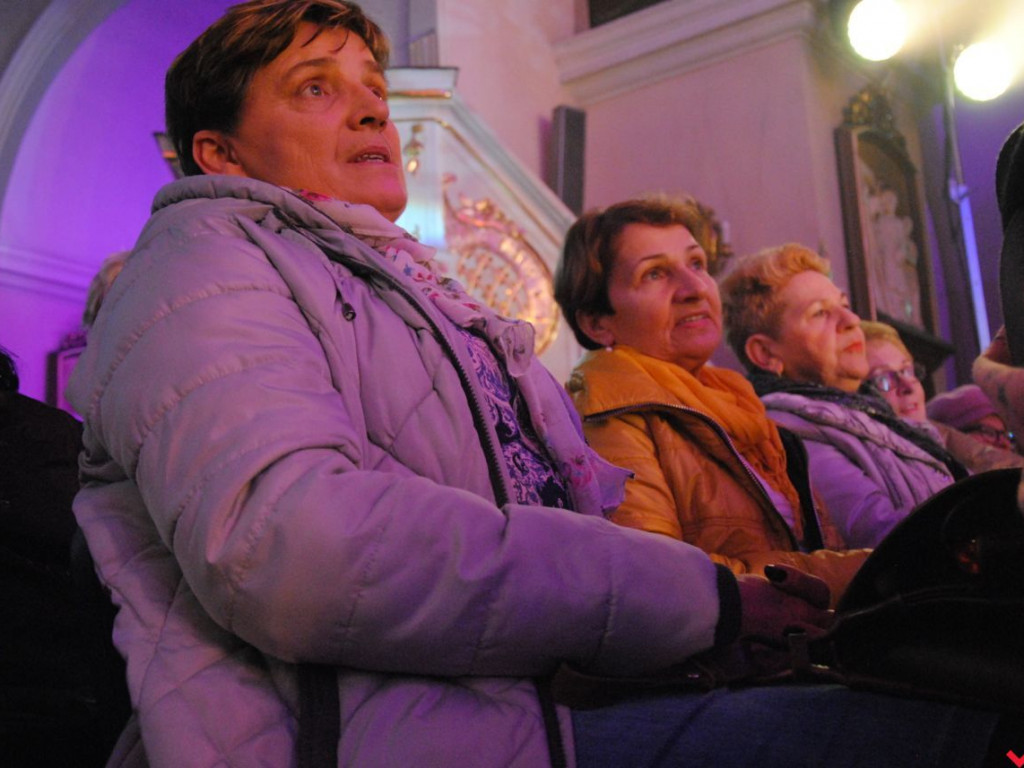Eleni i „wrzesińskie aniołki” na koncercie kolęd w przepełnionej farze