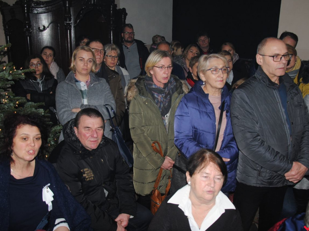 Eleni i „wrzesińskie aniołki” na koncercie kolęd w przepełnionej farze