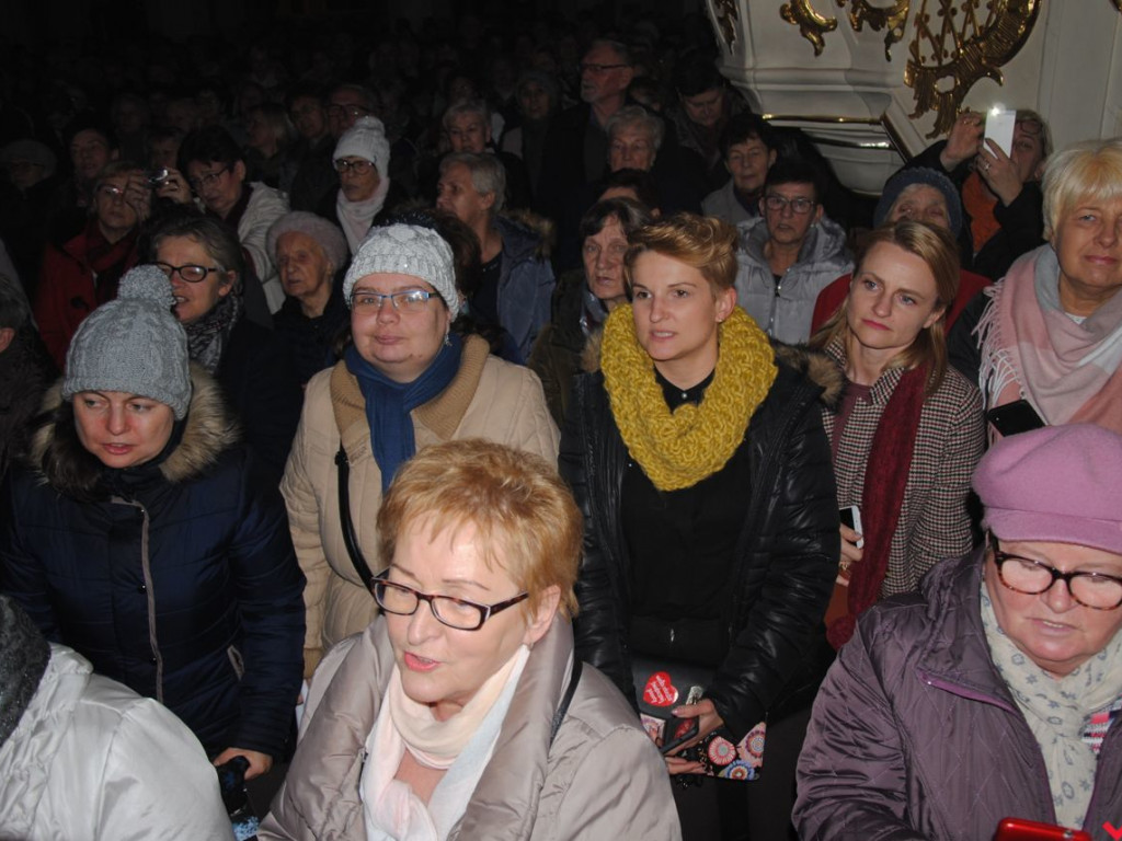 Eleni i „wrzesińskie aniołki” na koncercie kolęd w przepełnionej farze