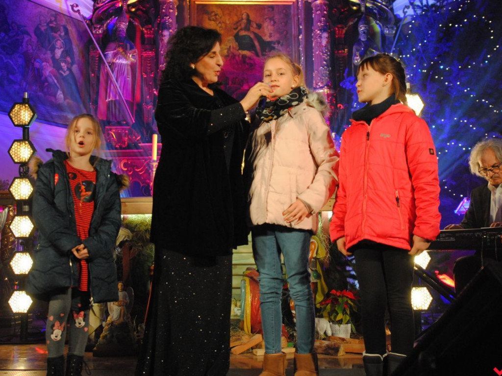 Eleni i „wrzesińskie aniołki” na koncercie kolęd w przepełnionej farze