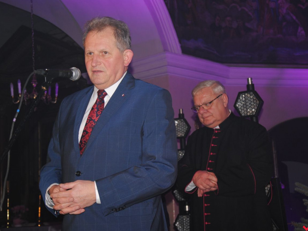 Eleni i „wrzesińskie aniołki” na koncercie kolęd w przepełnionej farze