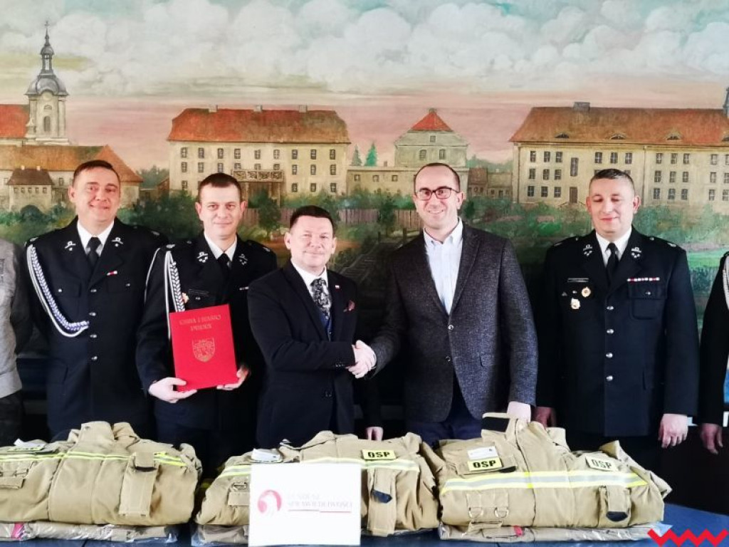 Strażacy z Tarnowej mają nowe ubrania specjalne