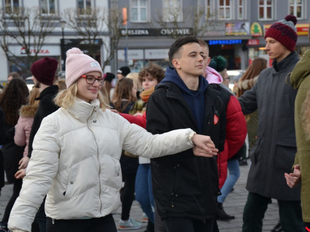 Plenerowy polonez na szóstkę w wykonaniu licealistów z „Sienkiewicza”