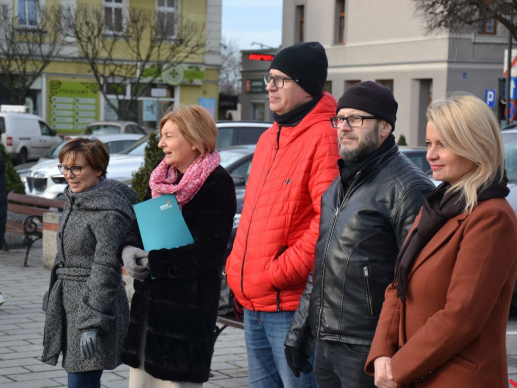 Plenerowy polonez na szóstkę w wykonaniu licealistów z „Sienkiewicza”