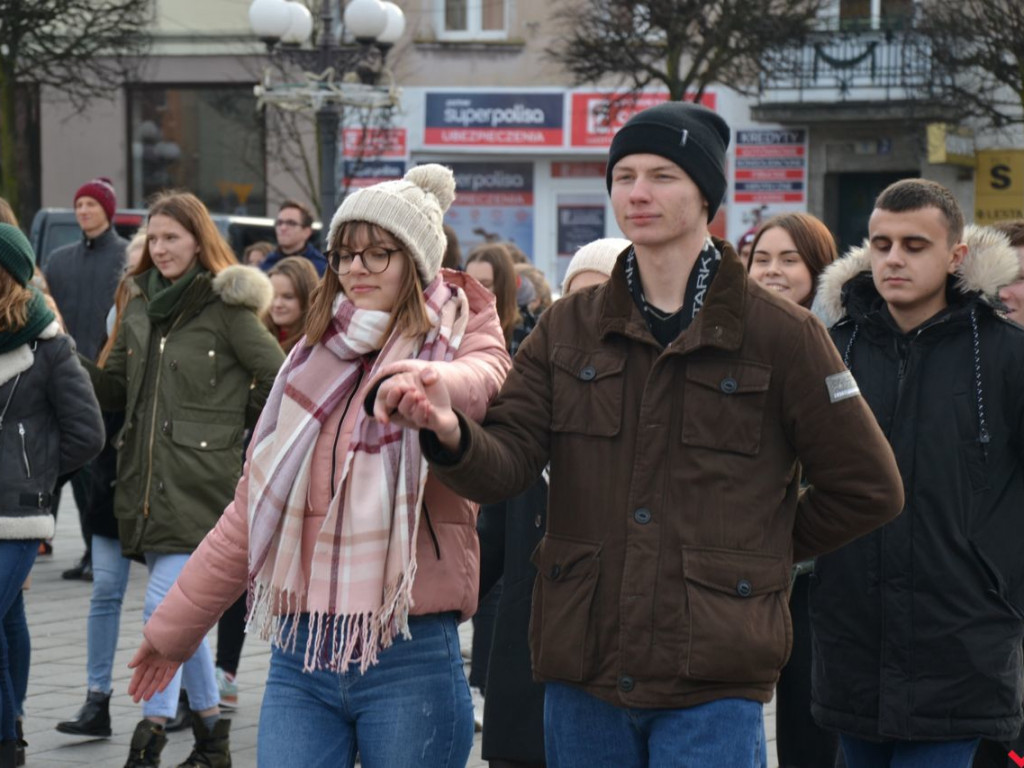 Plenerowy polonez na szóstkę w wykonaniu licealistów z „Sienkiewicza”