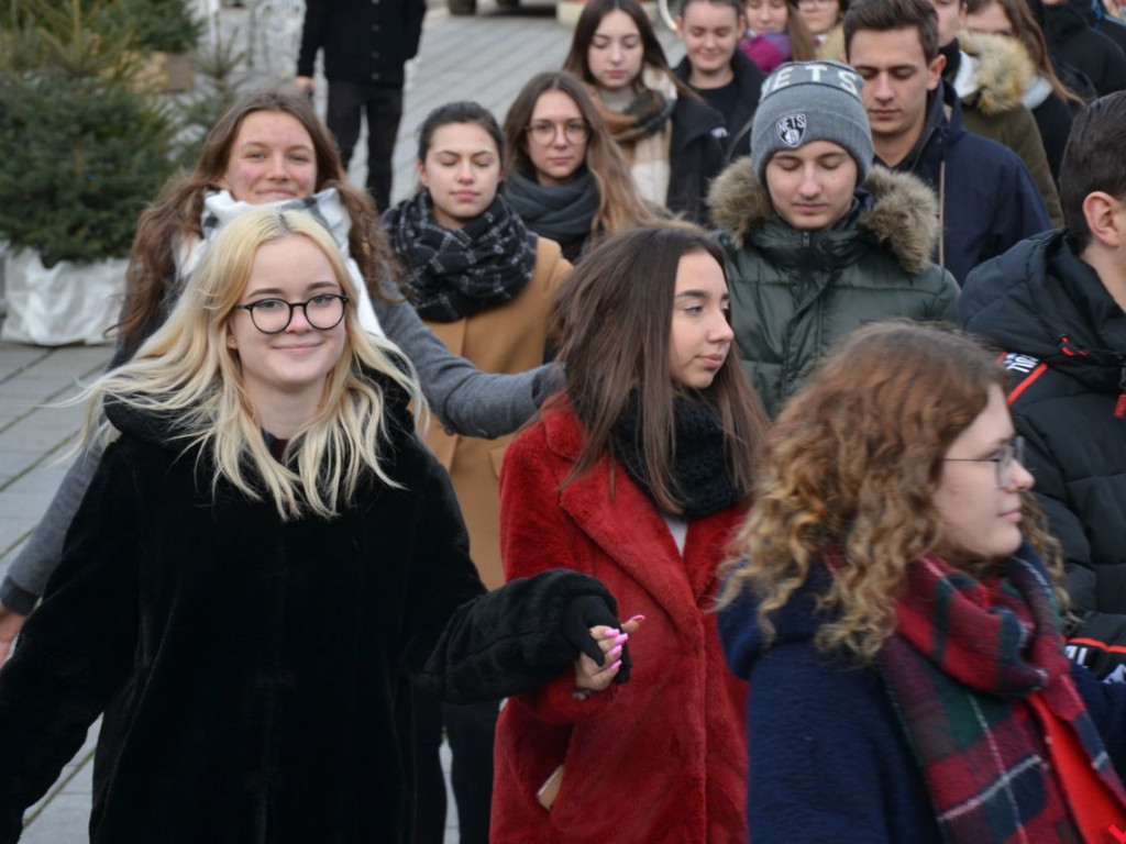 Plenerowy polonez na szóstkę w wykonaniu licealistów z „Sienkiewicza”