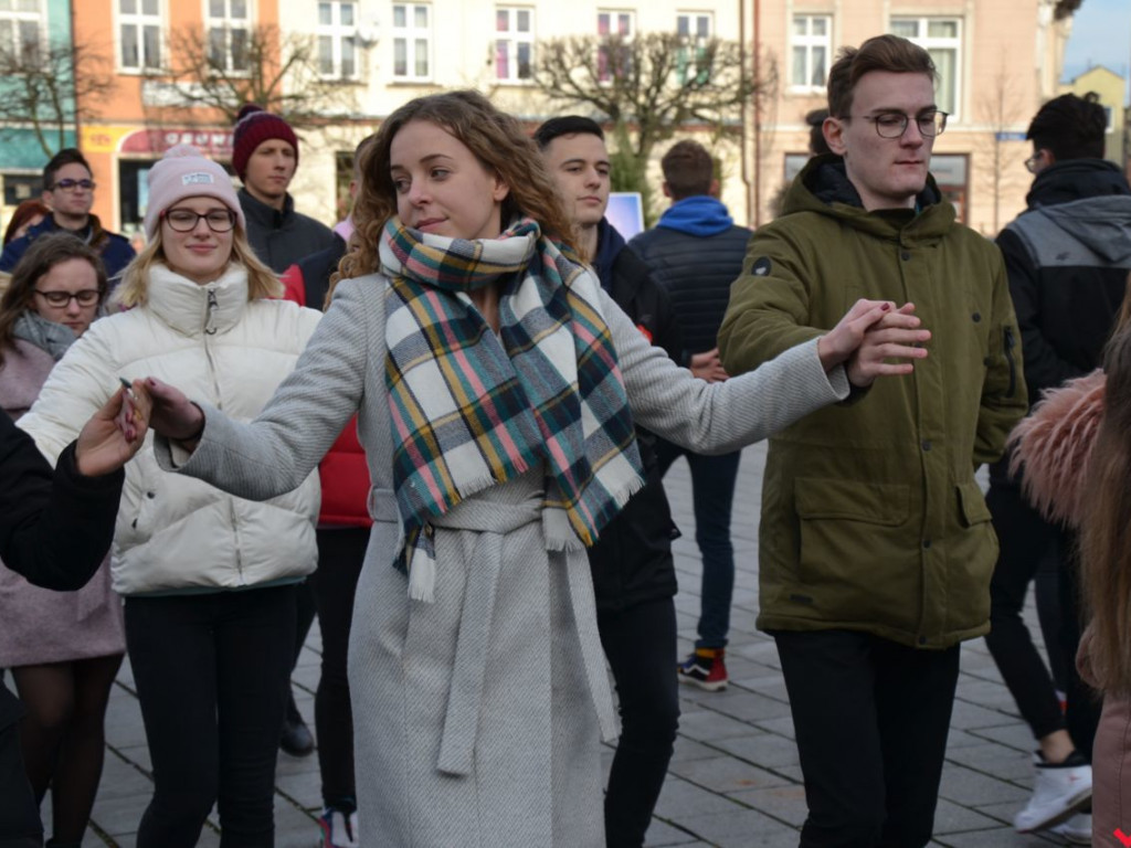 Plenerowy polonez na szóstkę w wykonaniu licealistów z „Sienkiewicza”