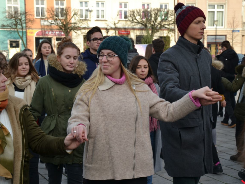 Plenerowy polonez na szóstkę w wykonaniu licealistów z „Sienkiewicza”