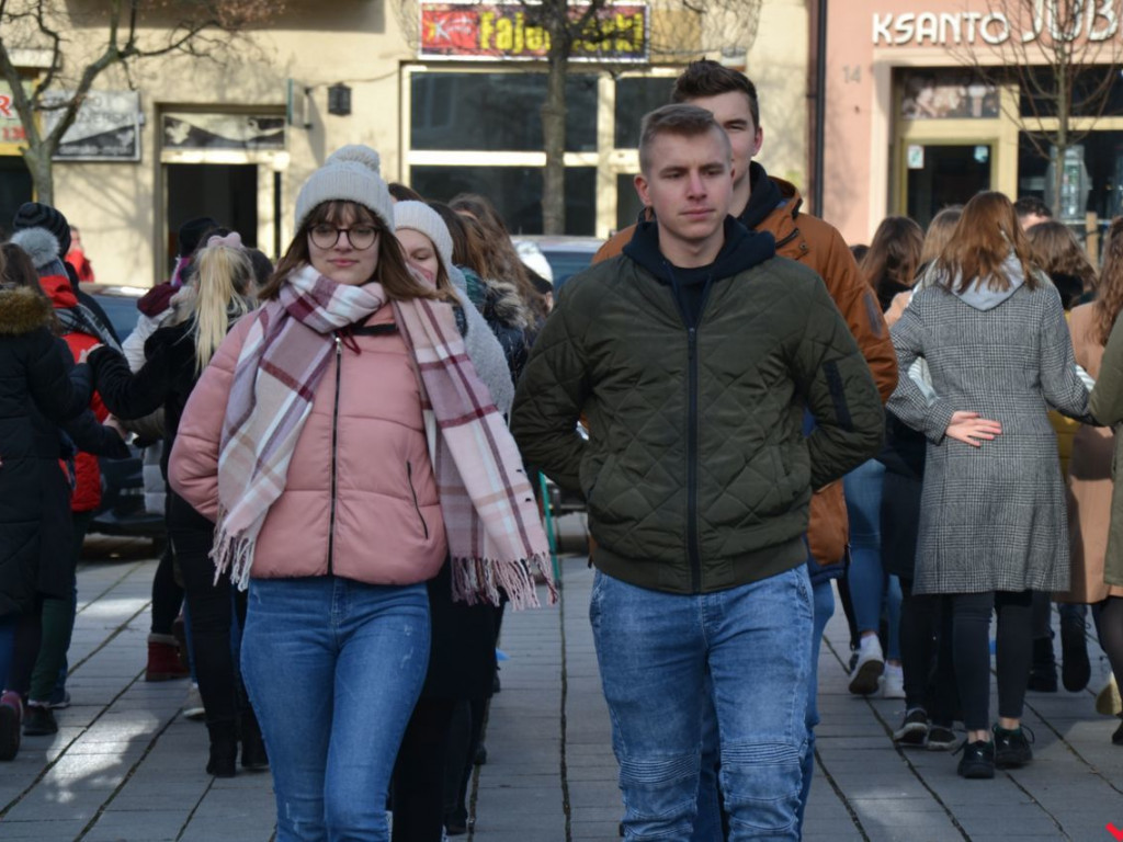Plenerowy polonez na szóstkę w wykonaniu licealistów z „Sienkiewicza”