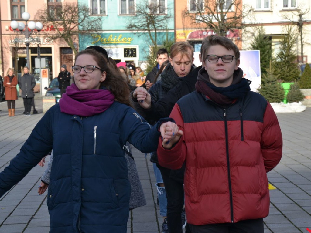 Plenerowy polonez na szóstkę w wykonaniu licealistów z „Sienkiewicza”