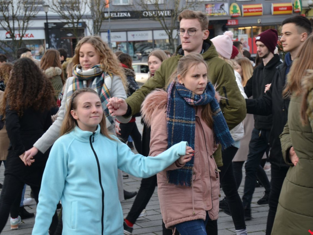 Plenerowy polonez na szóstkę w wykonaniu licealistów z „Sienkiewicza”
