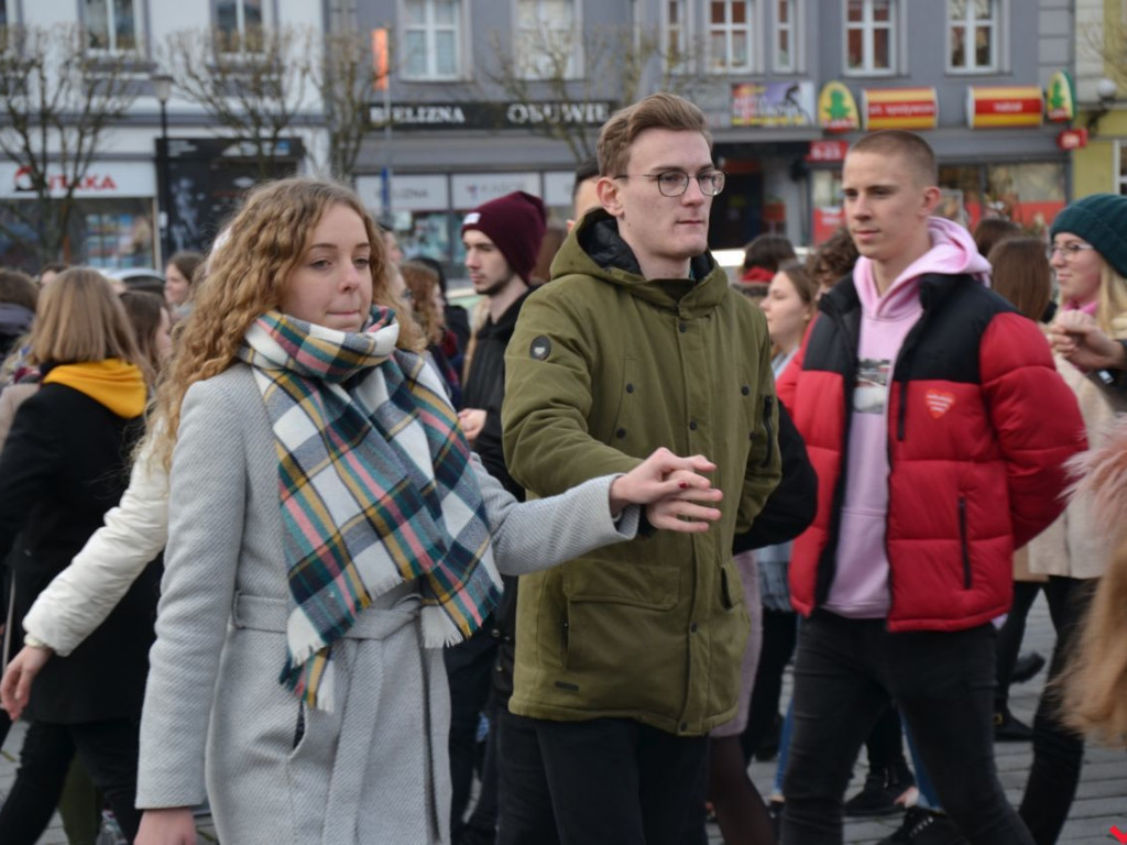 Plenerowy polonez na szóstkę w wykonaniu licealistów z „Sienkiewicza”