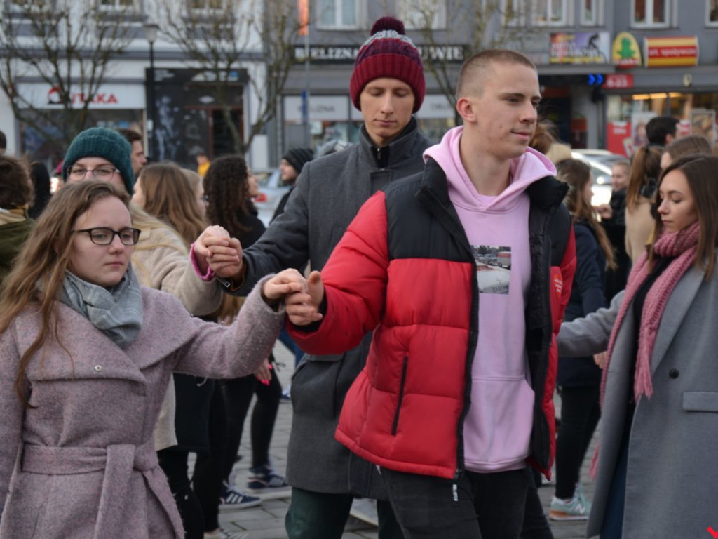 Plenerowy polonez na szóstkę w wykonaniu licealistów z „Sienkiewicza”