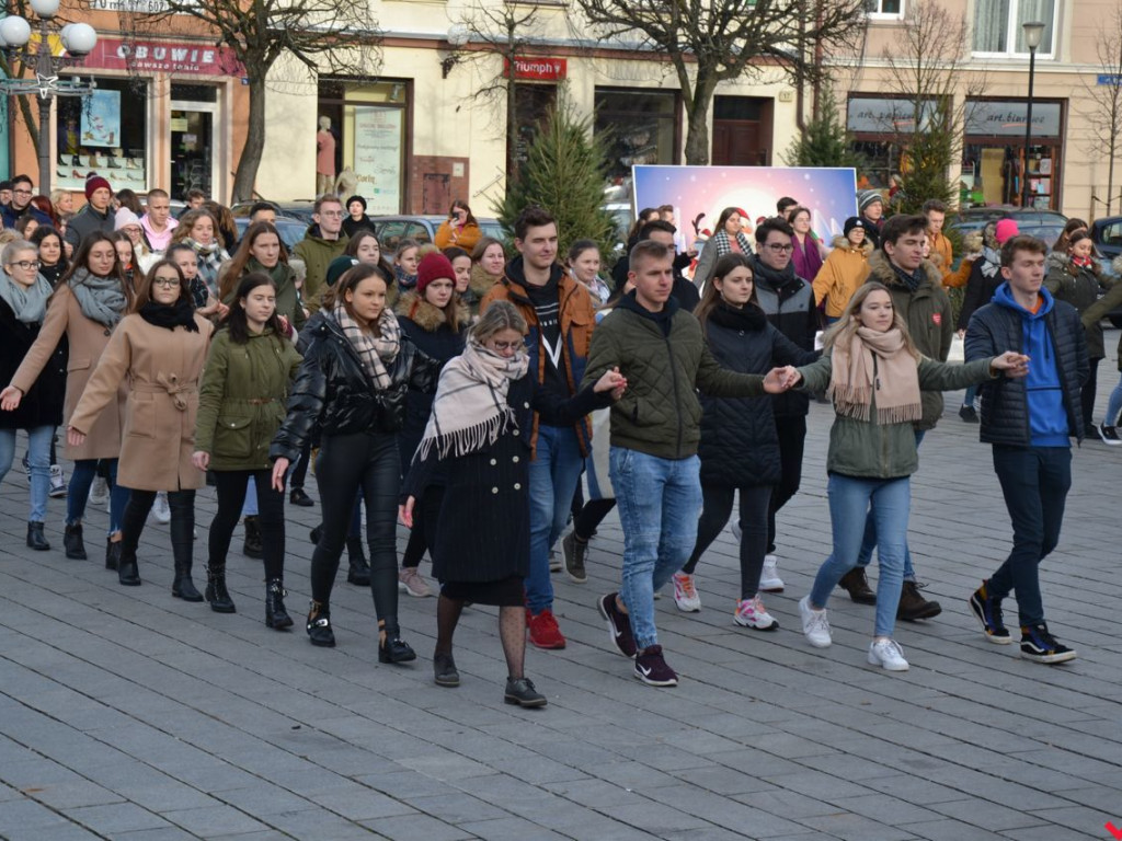 Plenerowy polonez na szóstkę w wykonaniu licealistów z „Sienkiewicza”