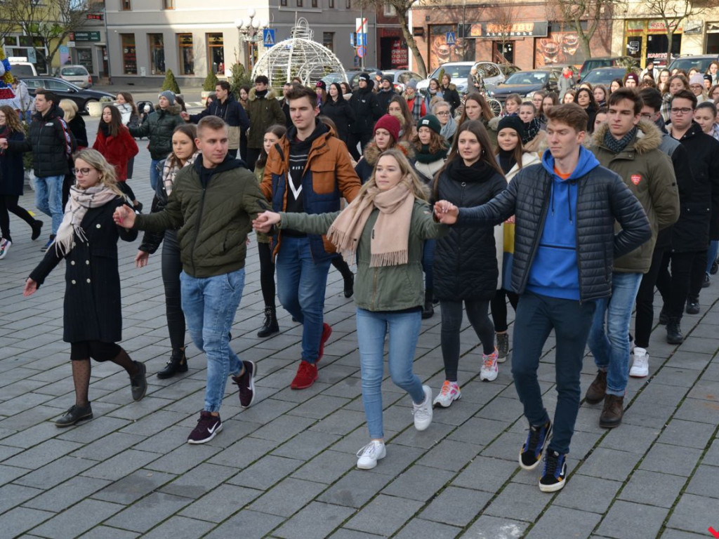 Plenerowy polonez na szóstkę w wykonaniu licealistów z „Sienkiewicza”