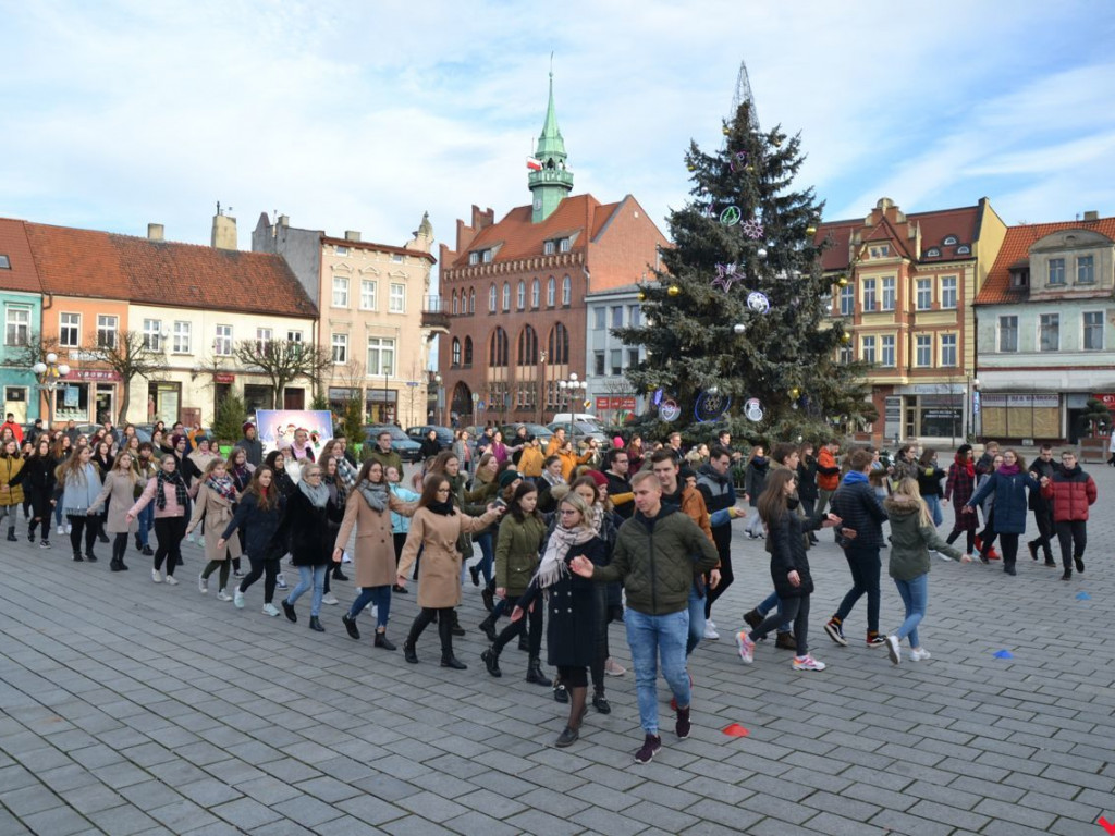 Plenerowy polonez na szóstkę w wykonaniu licealistów z „Sienkiewicza”