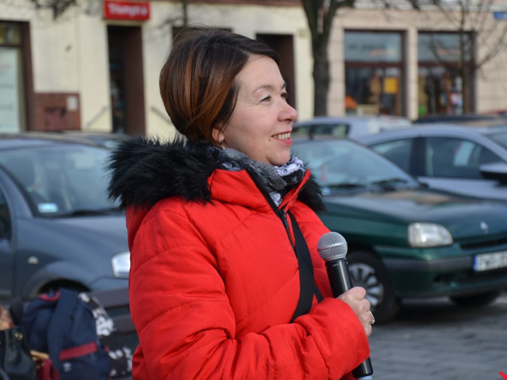 Plenerowy polonez na szóstkę w wykonaniu licealistów z „Sienkiewicza”