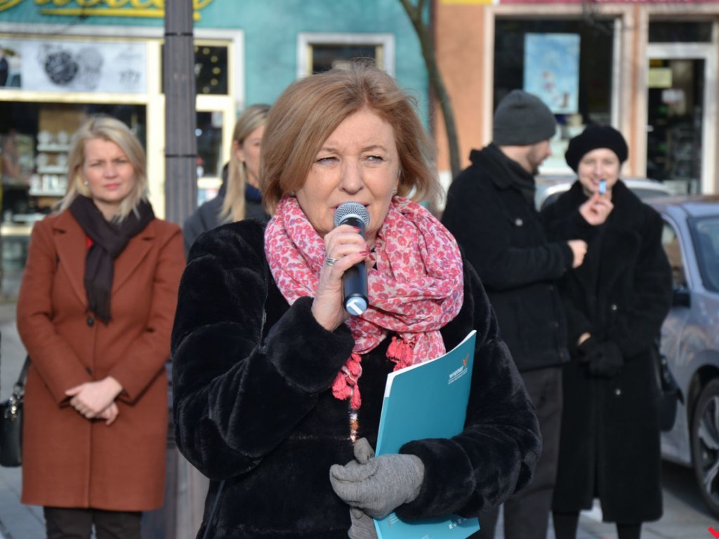 Plenerowy polonez na szóstkę w wykonaniu licealistów z „Sienkiewicza”